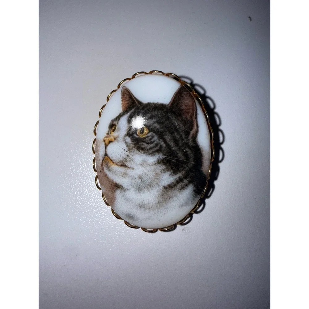 Vintage Porcelain 1960's Tabby Cat Brooch With Gold Tone Filigree Frame‎ 1.5